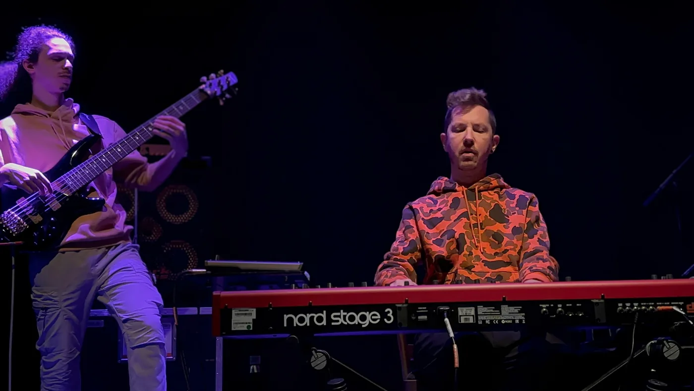 Rīgas Privātā Mūzikas Skola musicians performing live with bass guitar and keyboard