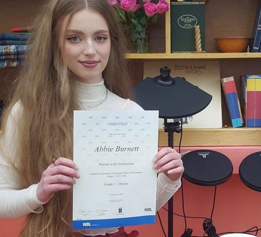 Skolēns ar savu graduēto eksāmenu sertifikātu Rīgas Privātajā Mūzikas Skolā Rīgā
