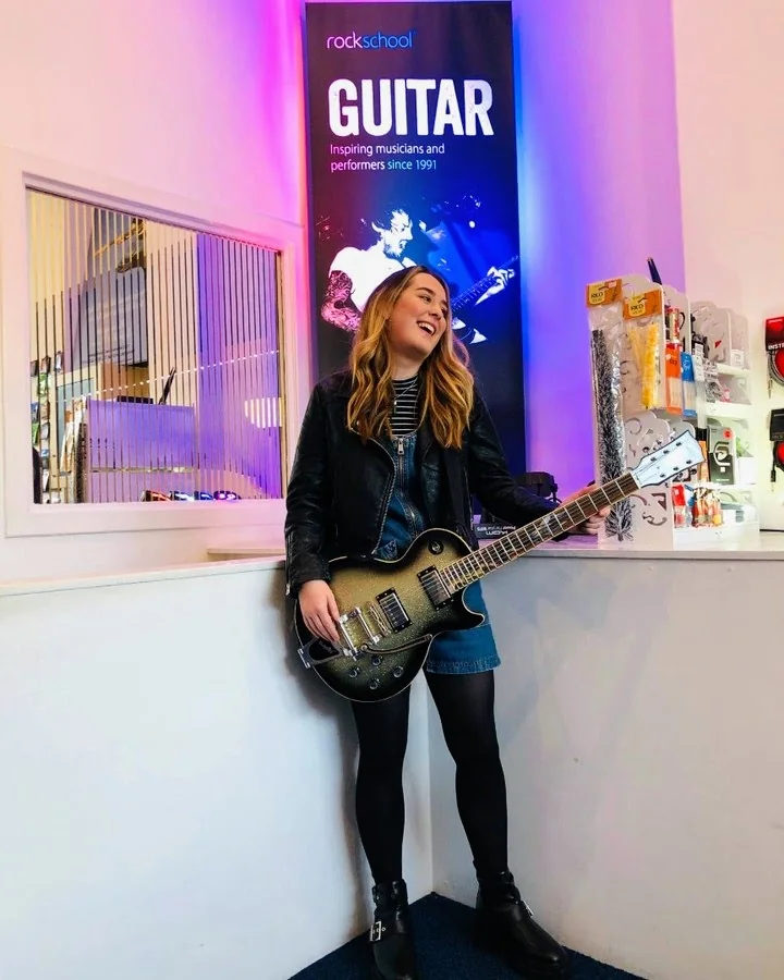 A Rīgas Privātā Mūzikas Skola guitar student with an electric guitar