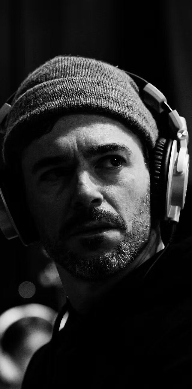 Grammy balvas ieguvējs Justins Stentons, grupas Snarky Puppy trompetists un klaviatūrists, studijā ar austiņām