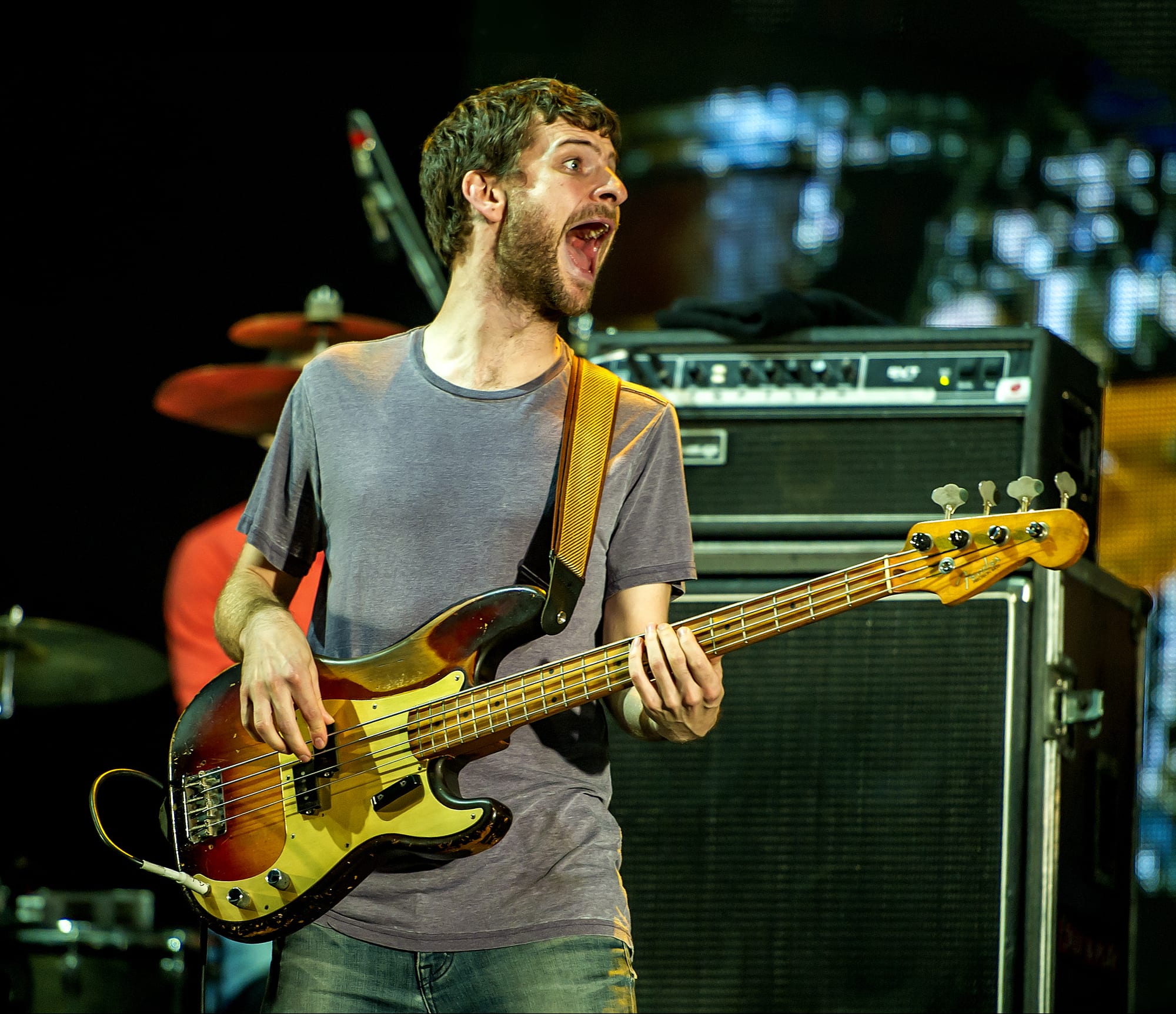 Piecu Grammy balvu ieguvējs Maikls Līgs, grupas Snarky Puppy dibinātājs, ar basģitāru uz skatuves