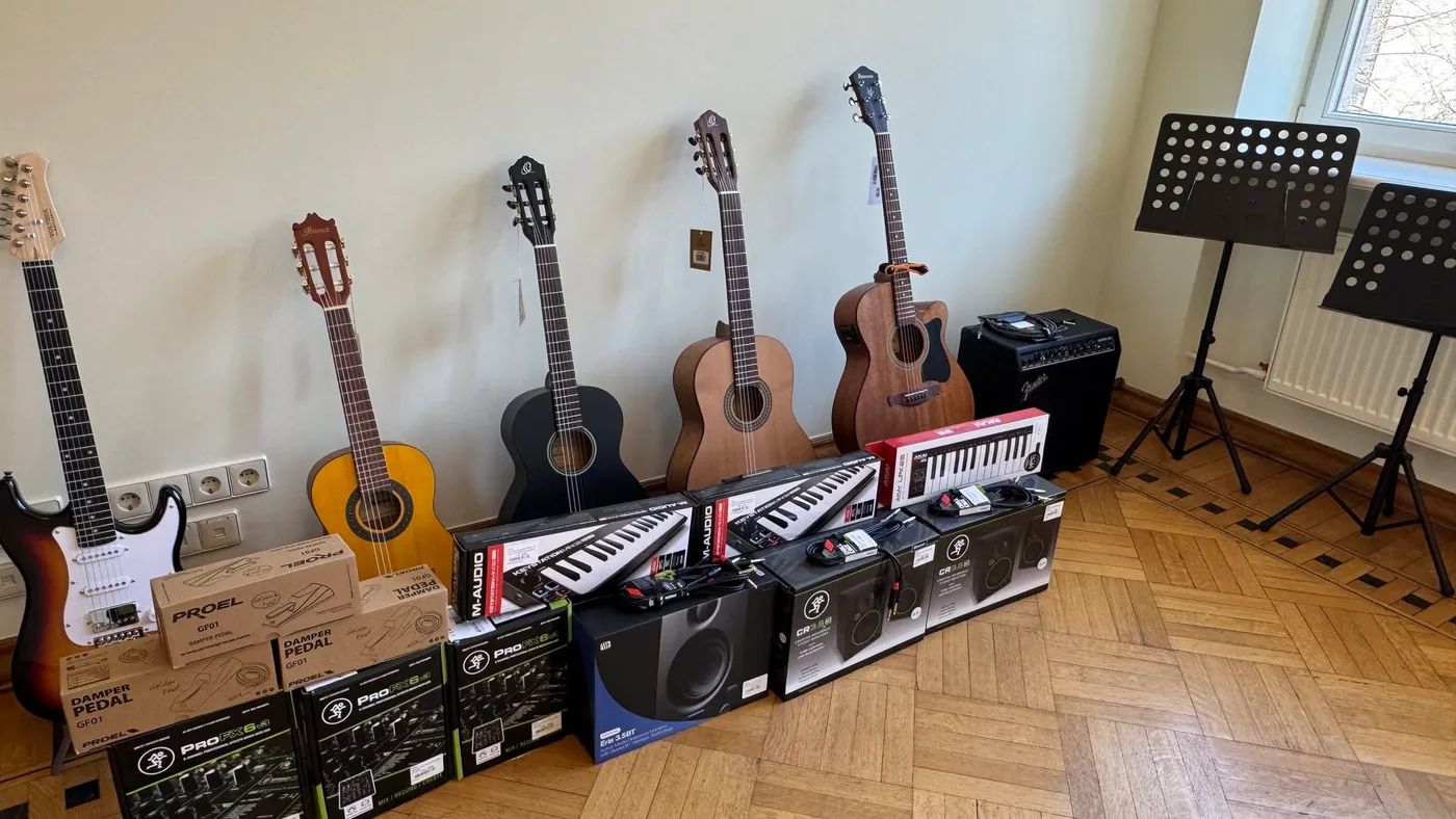 Ģitāras un instrumenti Rīgas Privātās Mūzikas Skolas studijā Rīgas centrā