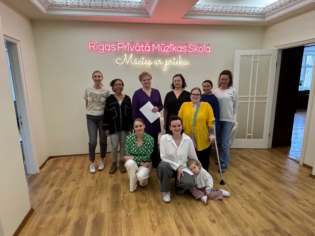 Pieaugušie un bērni Rīgas Privātās Mūzikas Skolas studijā Rīgas centrā